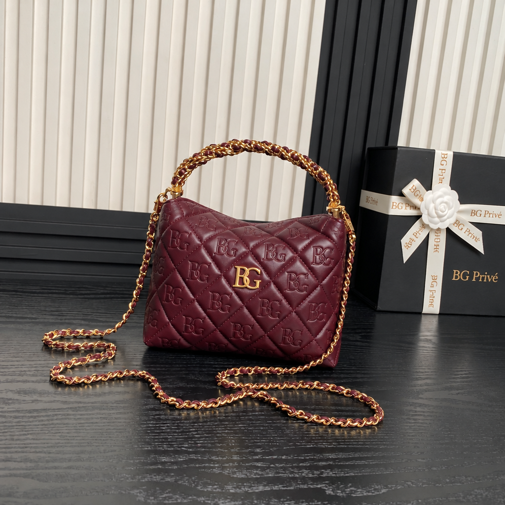 Chain Clutch in Burgundy Shiny Lambskin AP4189