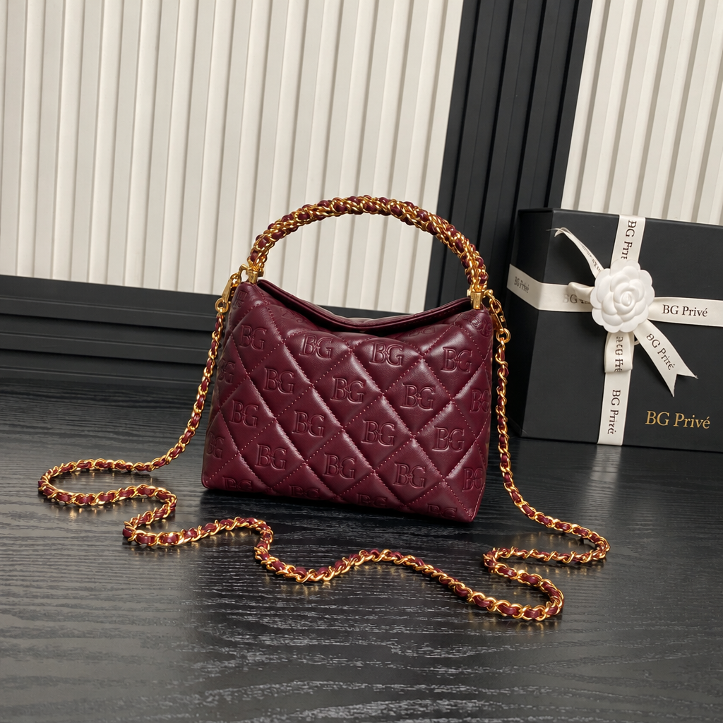 Chain Clutch in Burgundy Shiny Lambskin AP4189