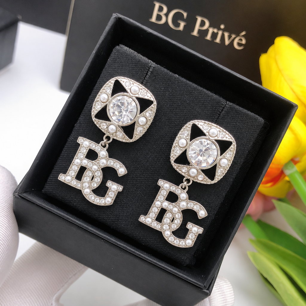 Drop Earrings in Silver Crystal and Faux Pearl