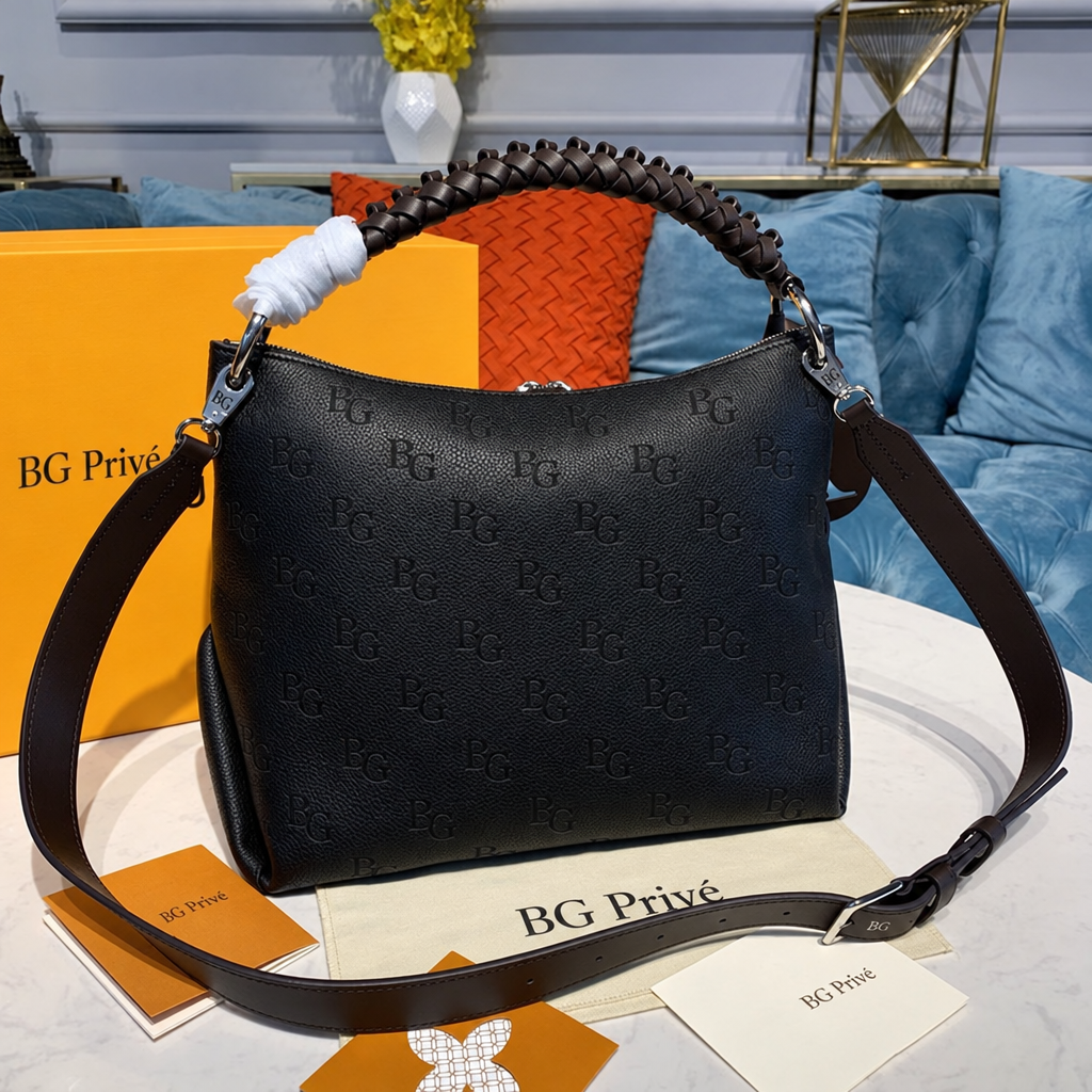 Beaubourg Hobo MM in Noir Mahina Leather M56073