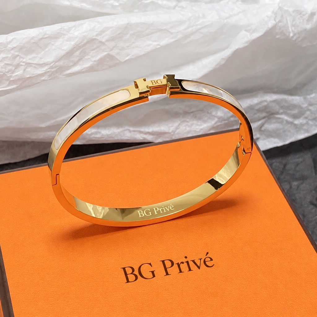 Clic H Bracelet – White Enamel and Yellow Gold-Plated Metal