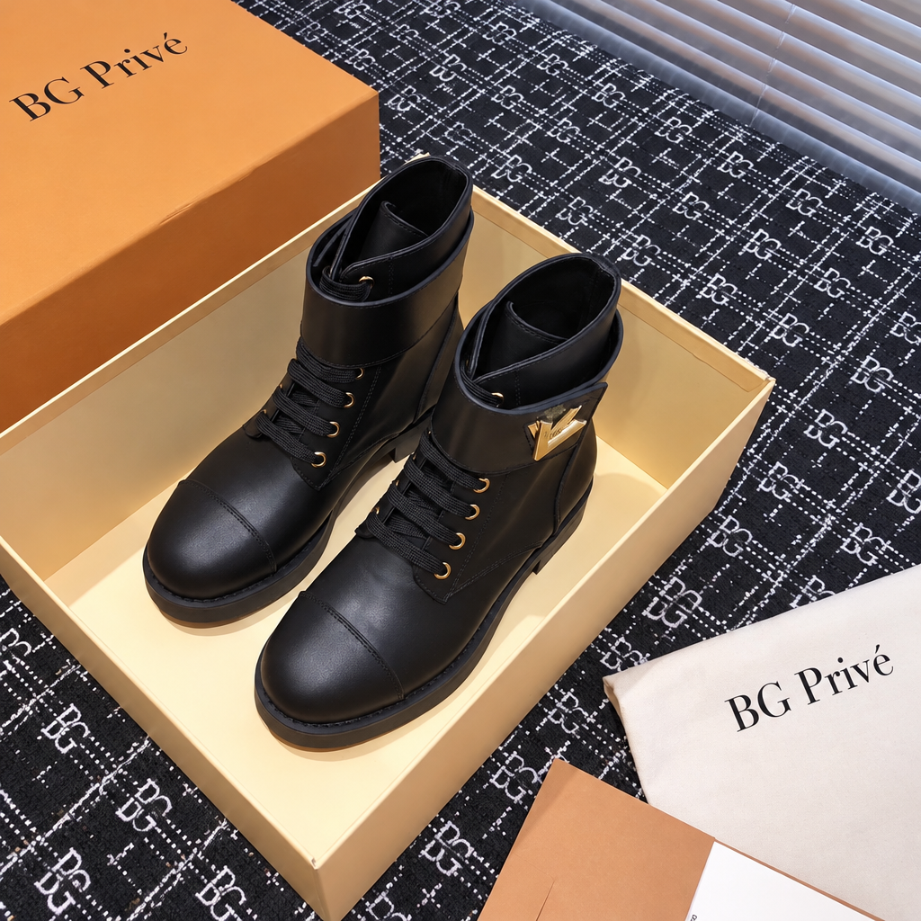 Wonderland Flat Ranger Boots in Black