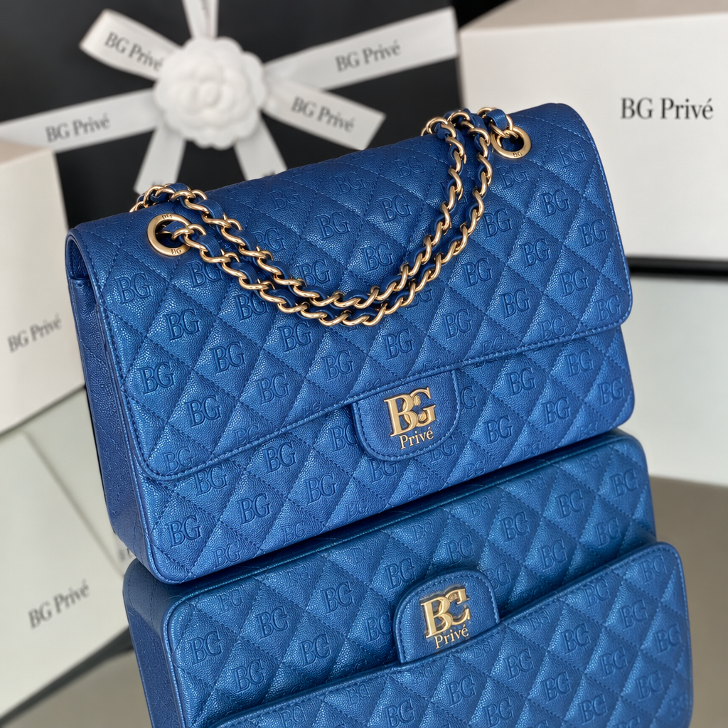 Classic Flap Medium 11.12 Handbag in Blue Leather