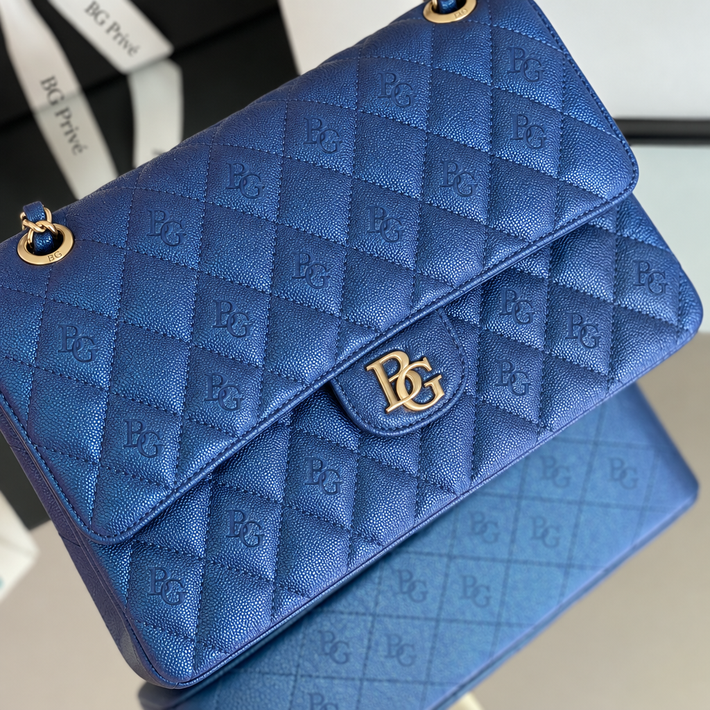Classic Flap Medium 11.12 Handbag in Blue Leather