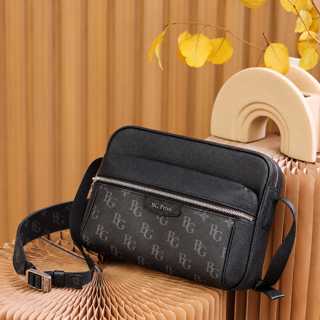 Outdoor Messenger Bag in Black Taigarama M30233
