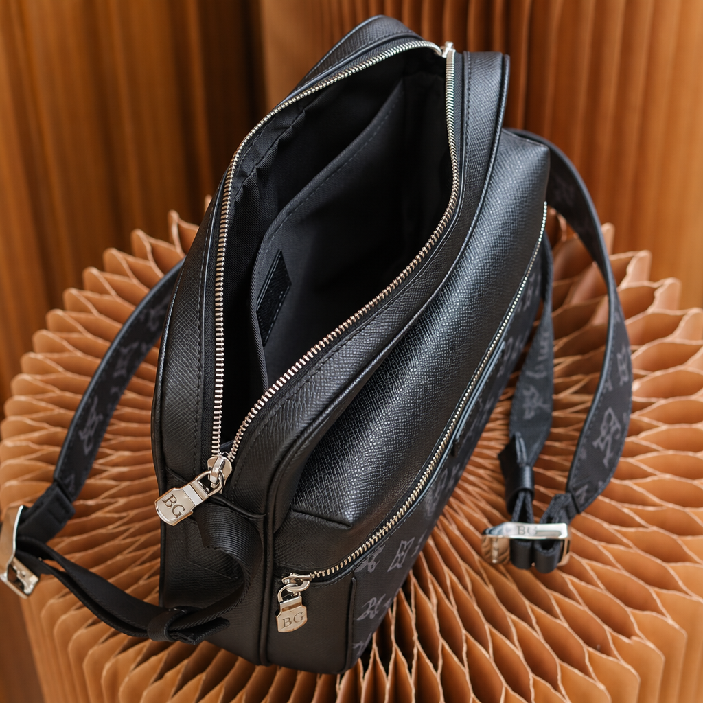 Outdoor Messenger Bag in Black Taigarama M30233