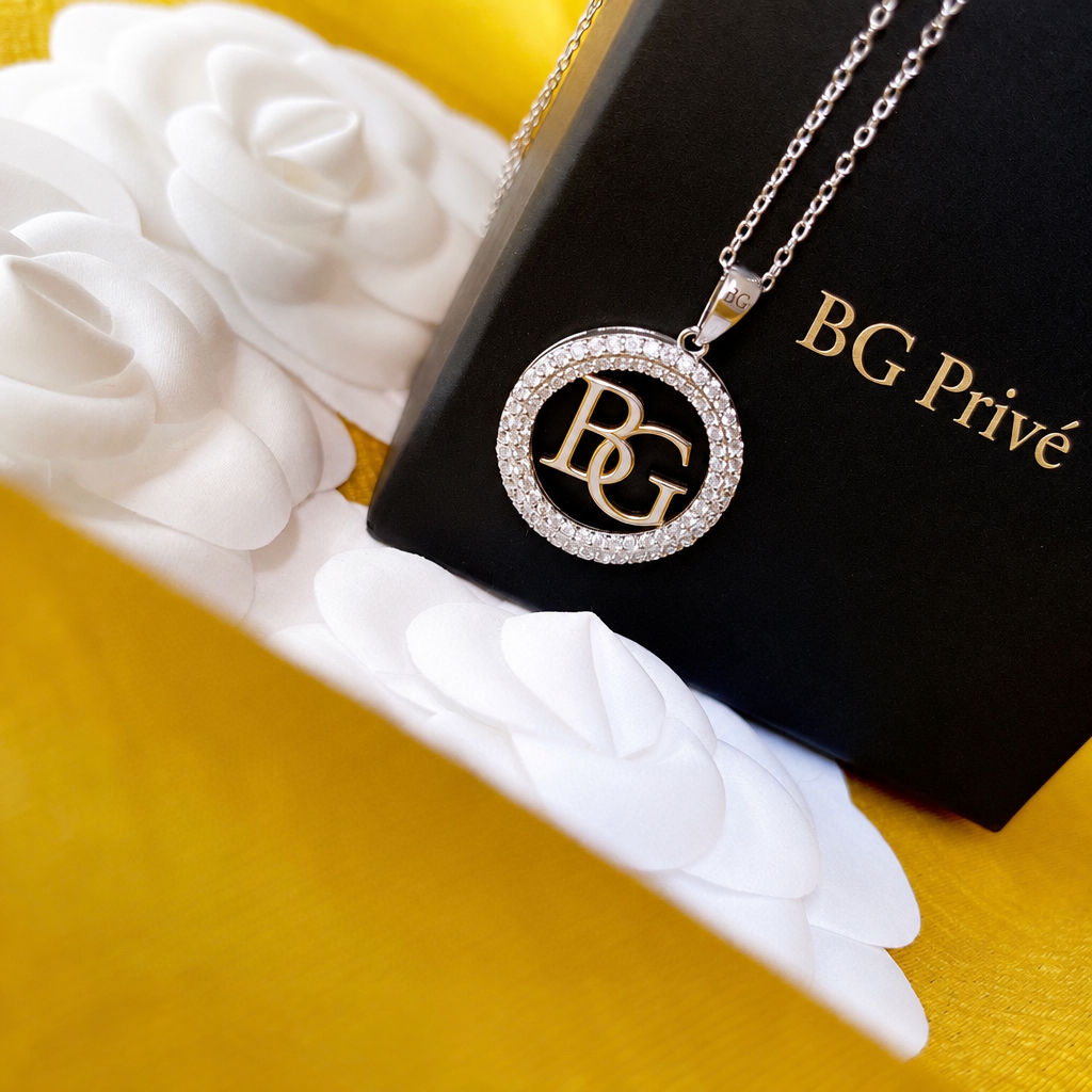 Necklace – Metal Crystal Round Pendant in Silver
