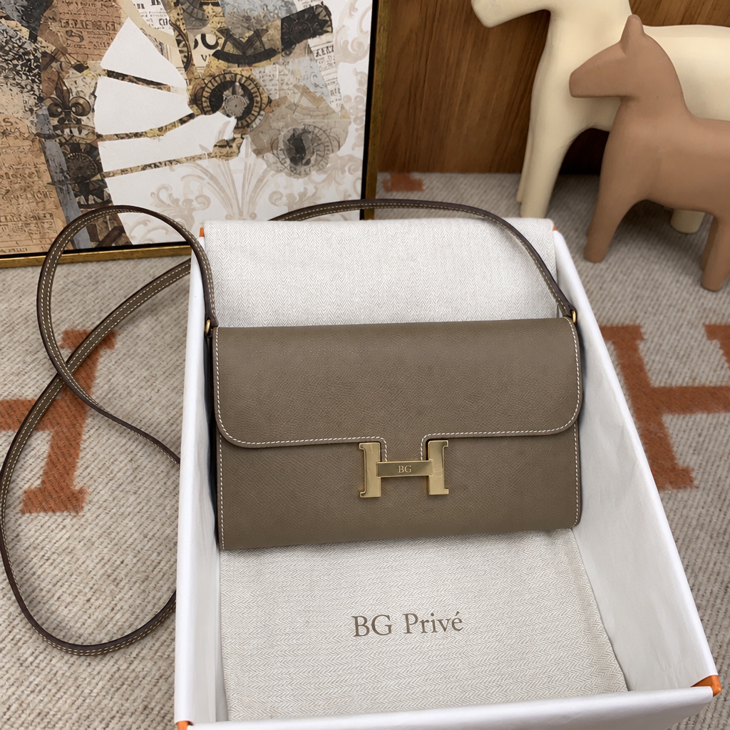Constance To Go Wallet in Taupe-Greige with Removable Strap