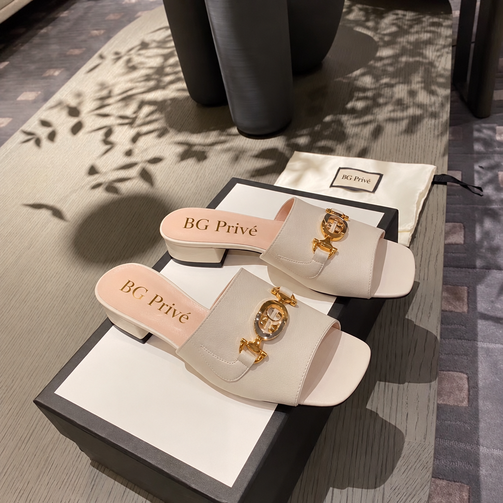 Zumi Leather Slide Sandals in Dusty White