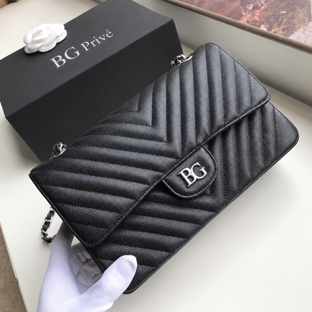 Medium Classic Flap 11.12 in Black Chevron Leather