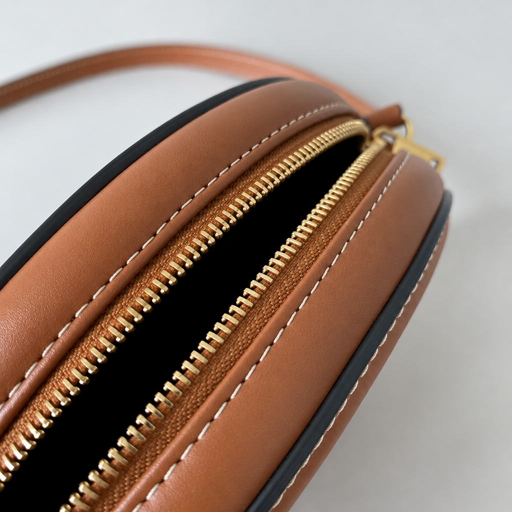 Oval Purse Cuir Triomphe in Smooth Calfskin