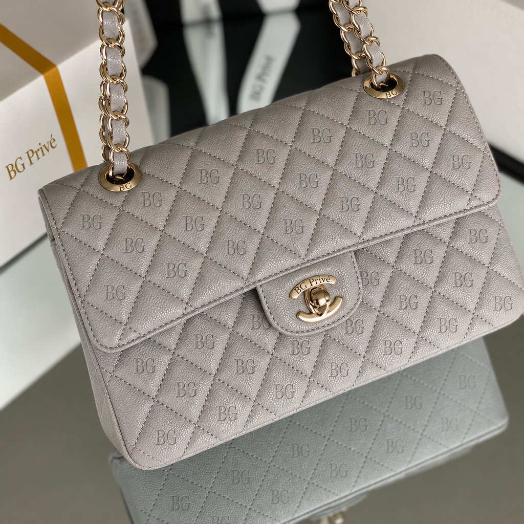 Classic Flap Medium Classic 11.12 Handbag in Light Grey