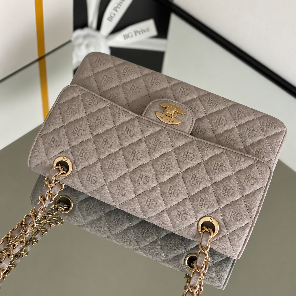 Classic Flap Medium Classic 11.12 Handbag in Light Grey