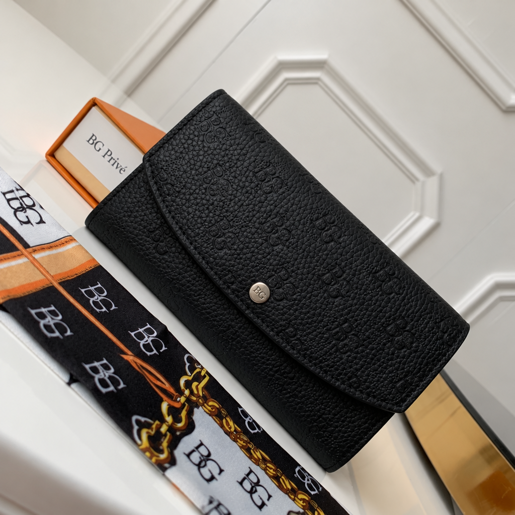 Iris Wallet in Black Mahina Leather