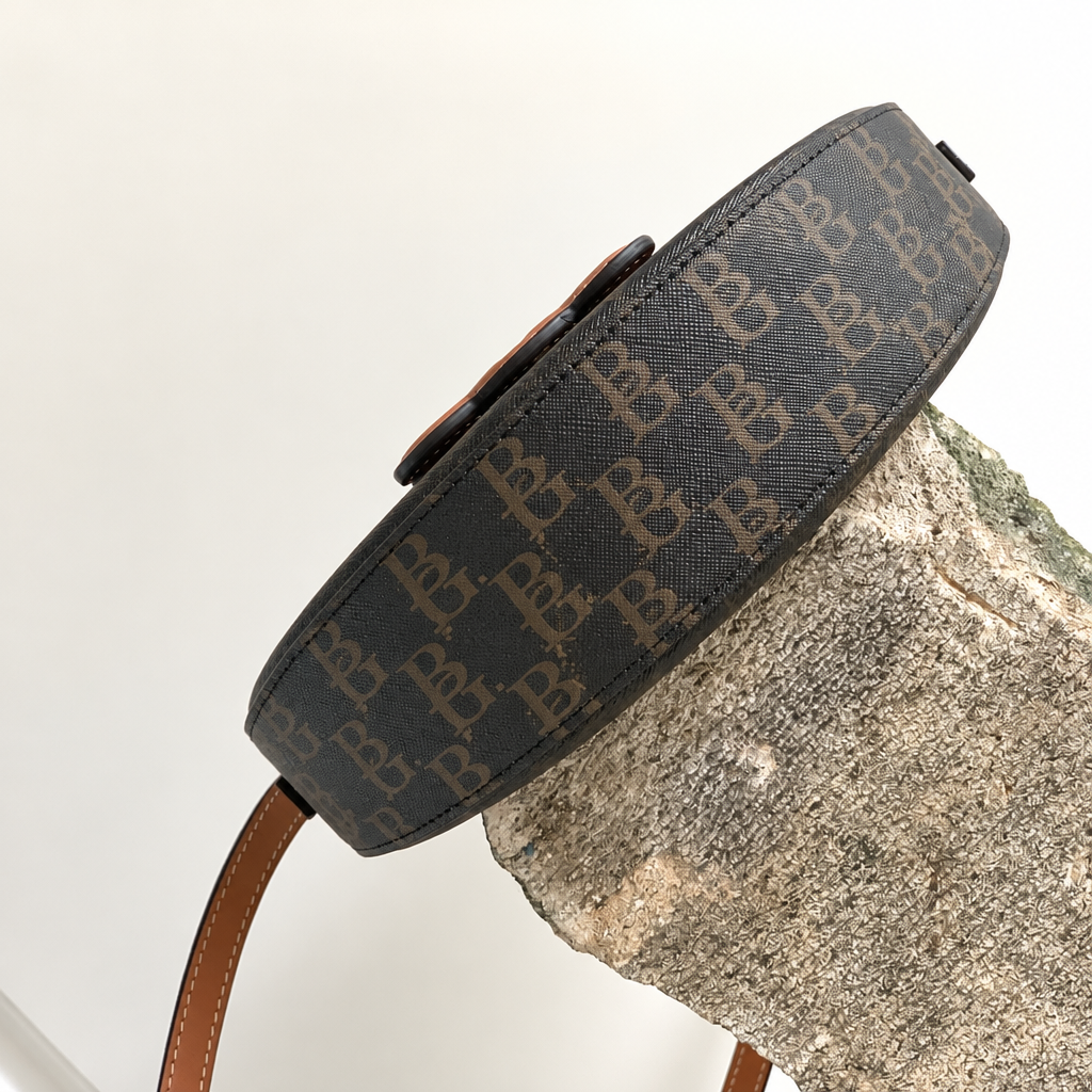 Besace Cuir Triomphe Shoulder Bag in Tan