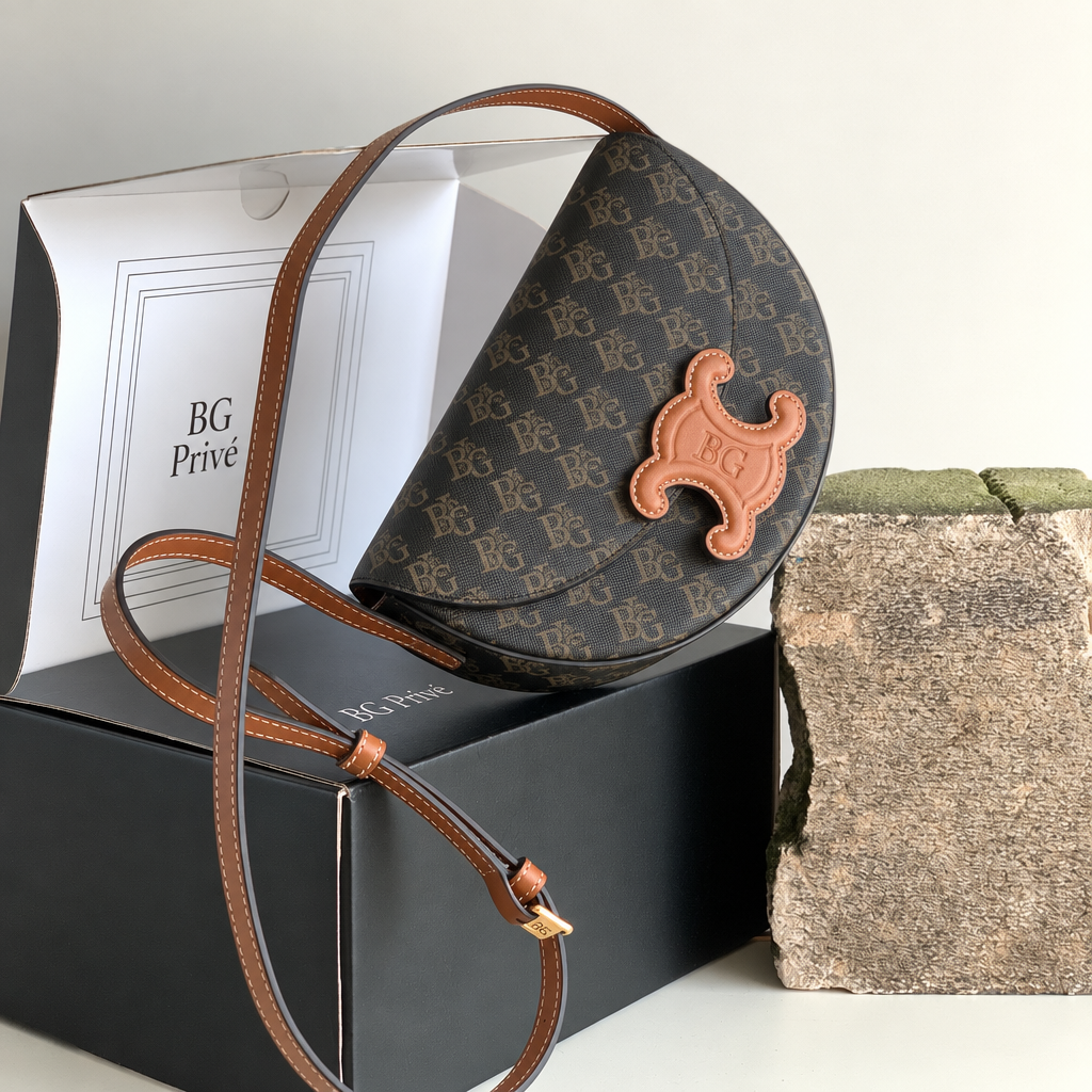 Besace Cuir Triomphe Shoulder Bag in Tan
